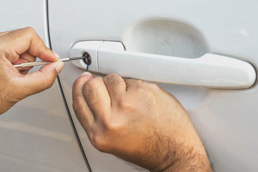 Professional automotive locksmiths who work 24 hours in LLC